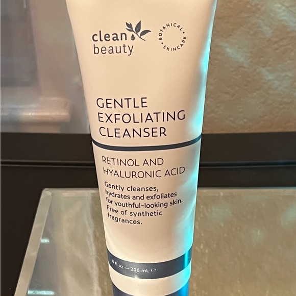 Clean Beauty Gentle Exfoliating Cleanser with Retinol & Hyaluronic Acid NEW - Picture 7 of 8